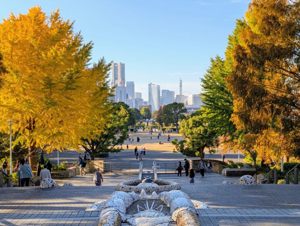 世界の広場から見る山下公園とみなとみらいの眺望