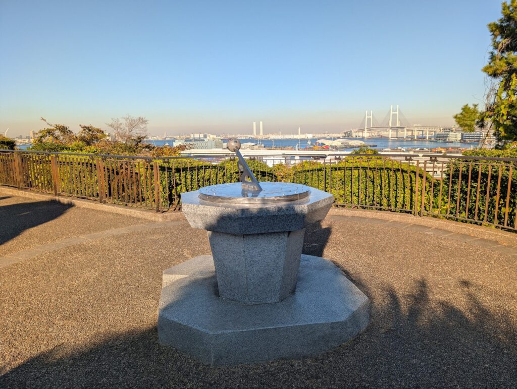港の見える丘公園
小原型精密日時計
