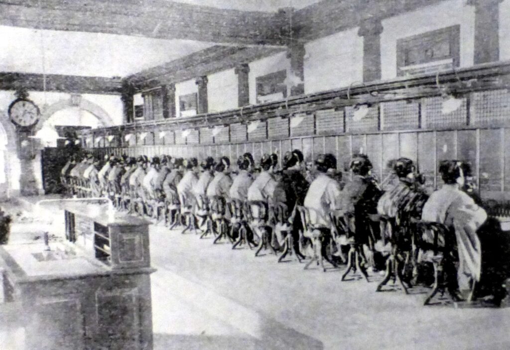 八重洲町電話交換局 （1902年頃）　出典：Wikipedia