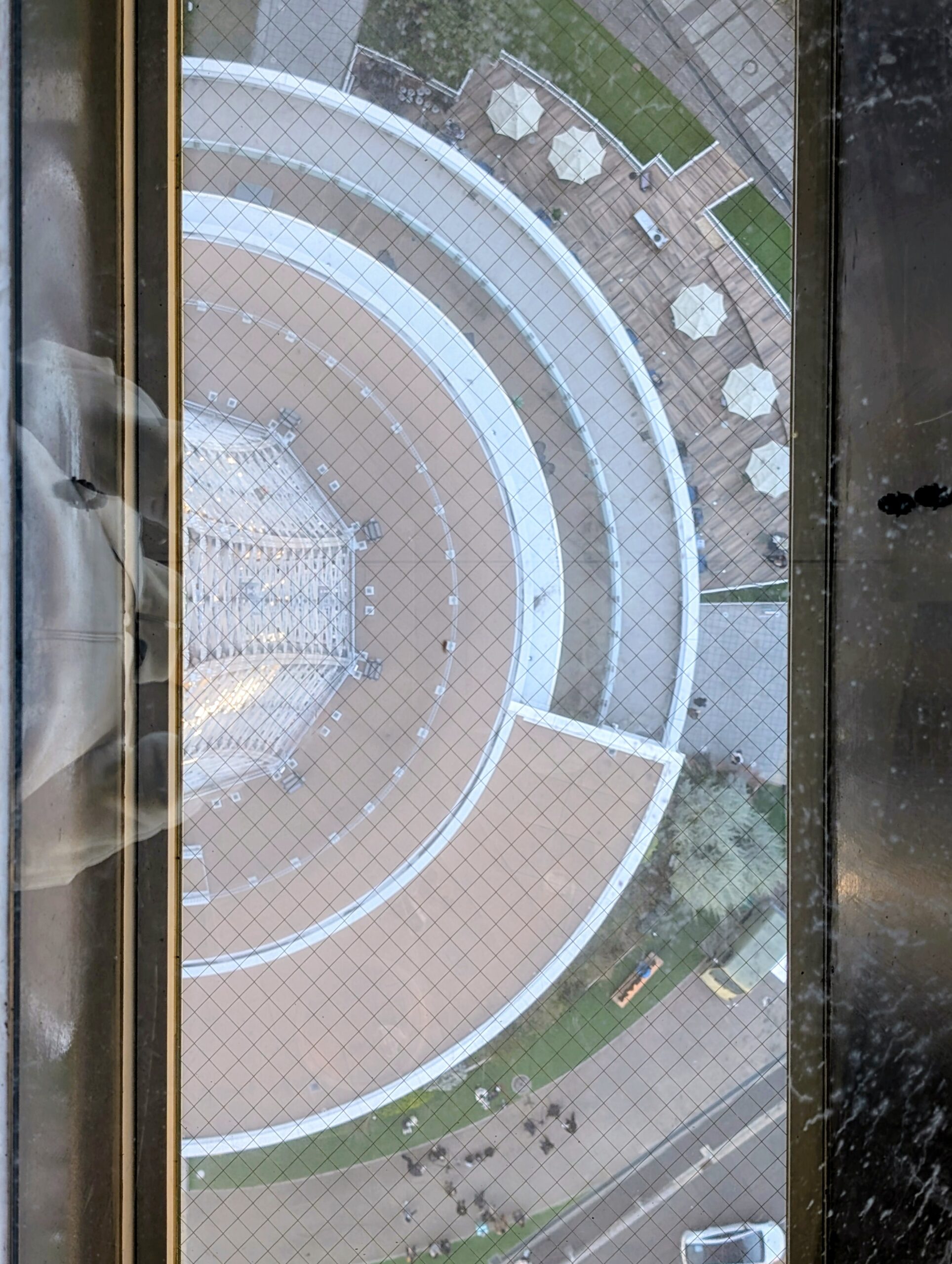 横浜マリンタワーの29階展望室
床面がガラス部分