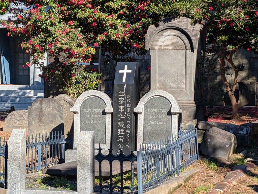 生麦事件で負傷したウィリアム・マーシャル（左）とウッドソープ・クラーク（左）の墓
横浜外国人墓地