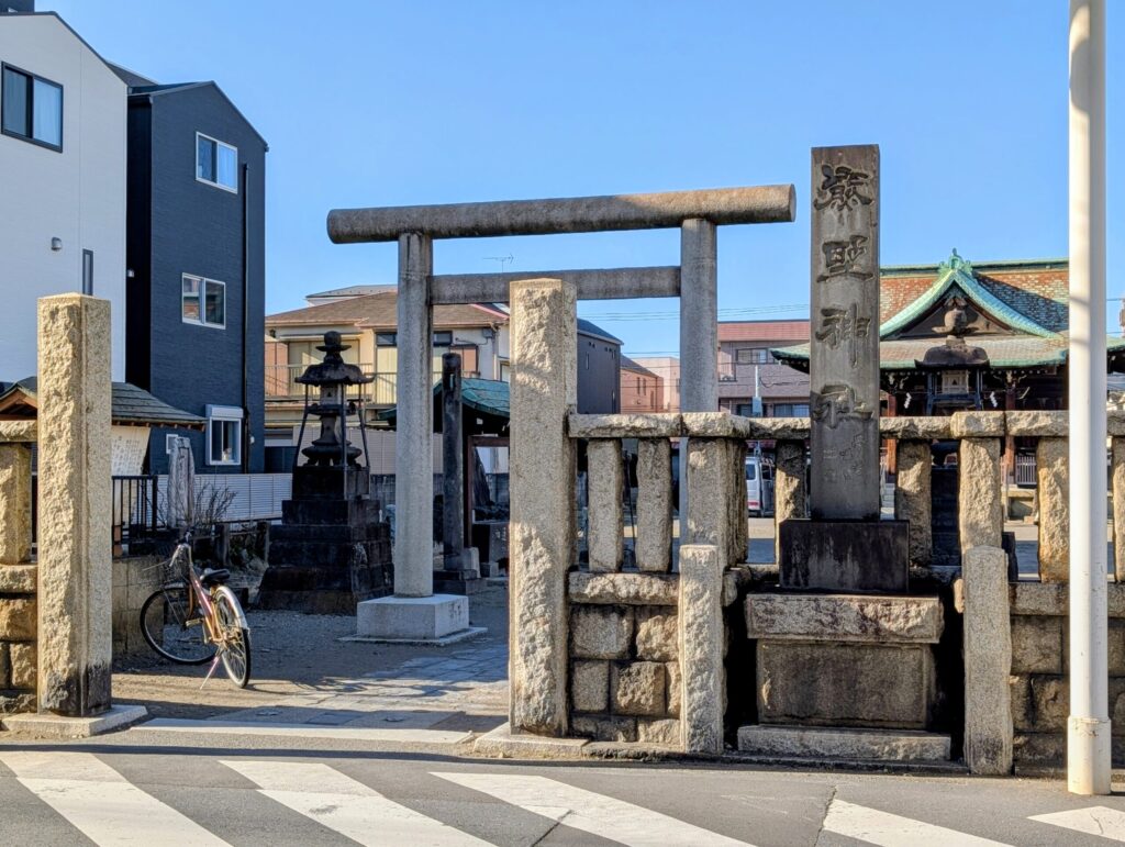 横浜熊野神社の鳥居と社号標