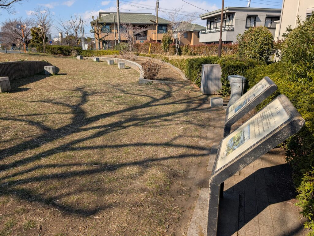 鶴見川橋の袂の公園
市場下町公園