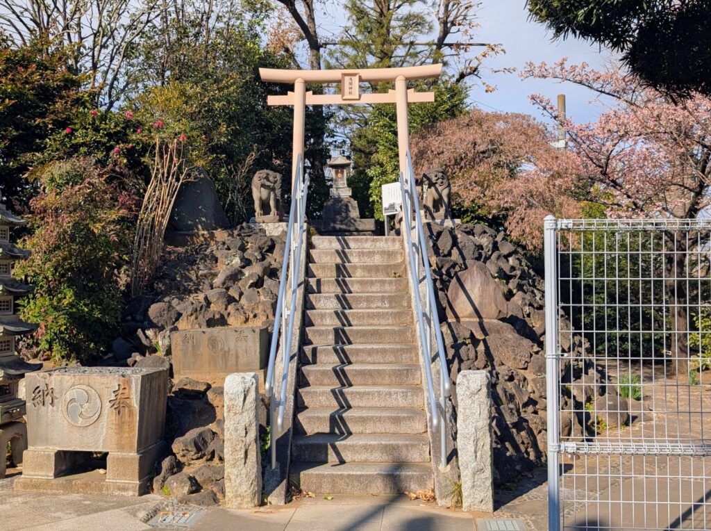 富士信仰に基づく「富士塚(鶴見富士)」
鶴見神社