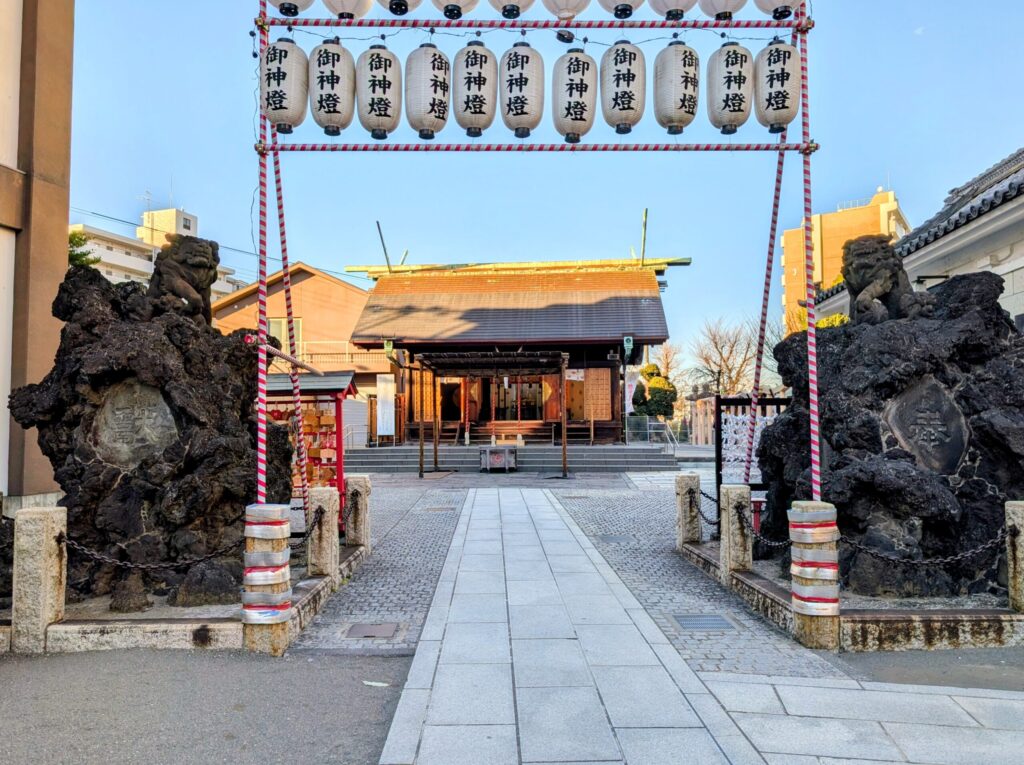 鶴見神社の狛犬と社殿