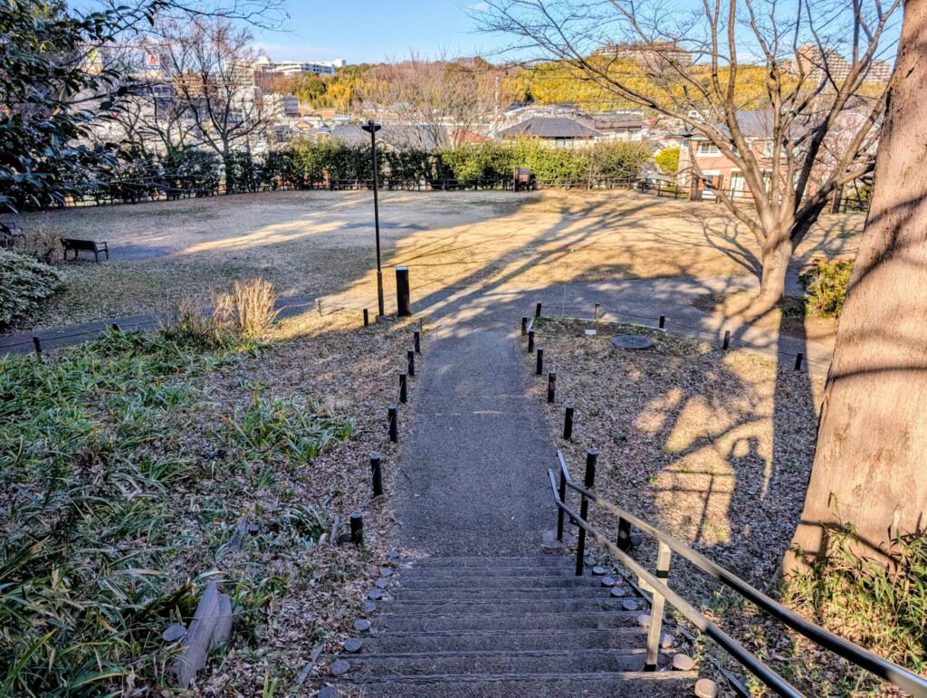 茅ヶ崎城址公園 中郭から北郭への階段