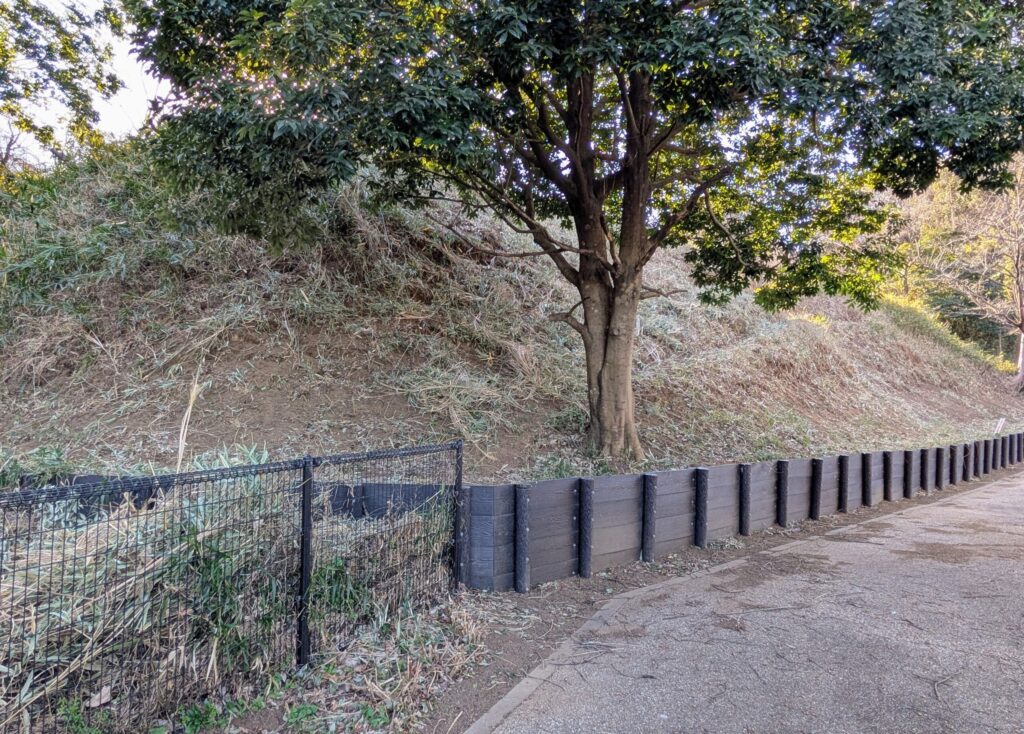 茅ヶ崎城址公園 中郭の土塁