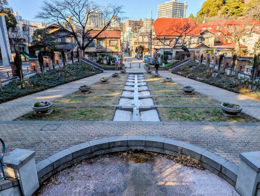 元町公園の入口
ジェラール水屋敷　湧水の経路