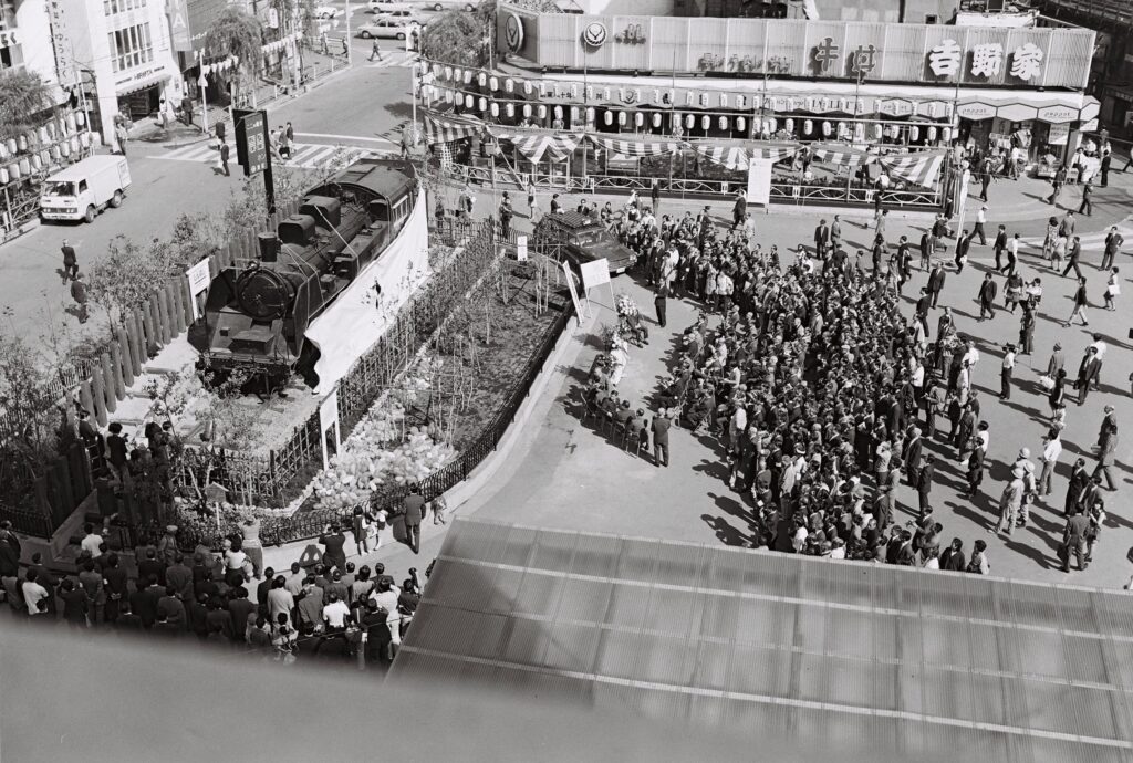 新橋駅前西口広場のＳＬ設置記念式（出典：港区オープンデータカタログサイト）