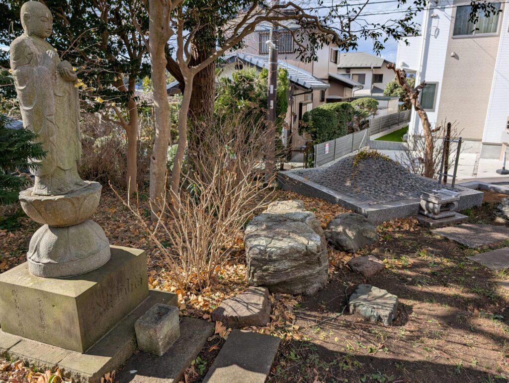 六ツ塚・霊場
薬王寺