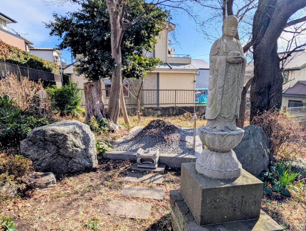 六ツ塚・霊場
薬王寺