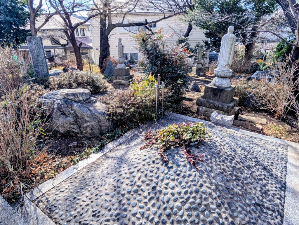 六ツ塚・霊場
薬王寺