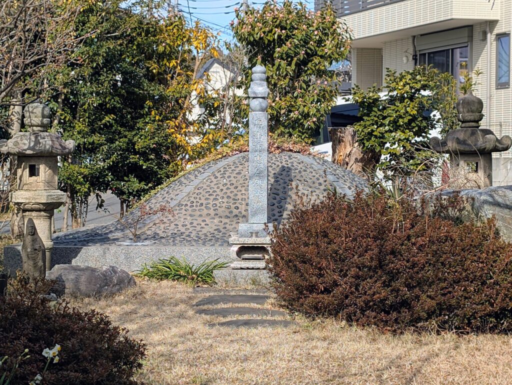 六ツ塚・霊場
薬王寺