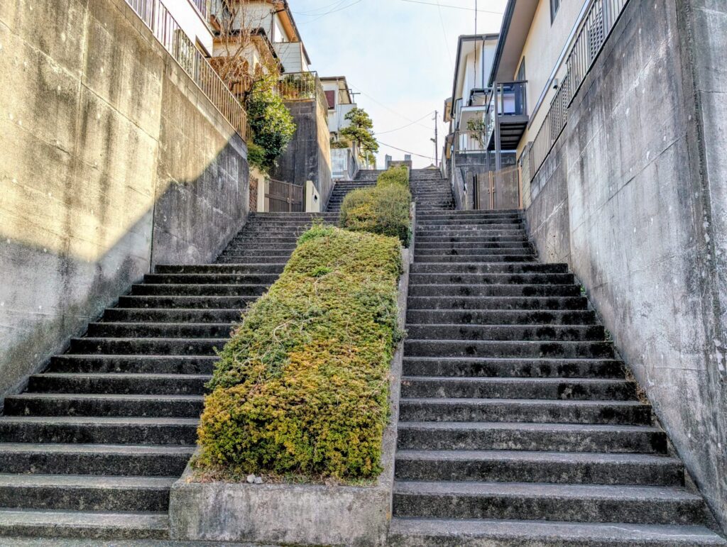 鶴ヶ峰の住宅街の階段