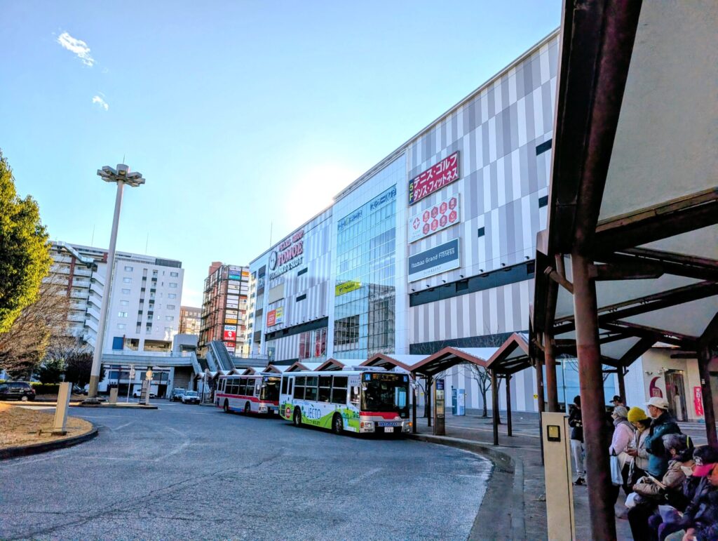 横浜市営地下鉄センター南駅前のバスロータリー