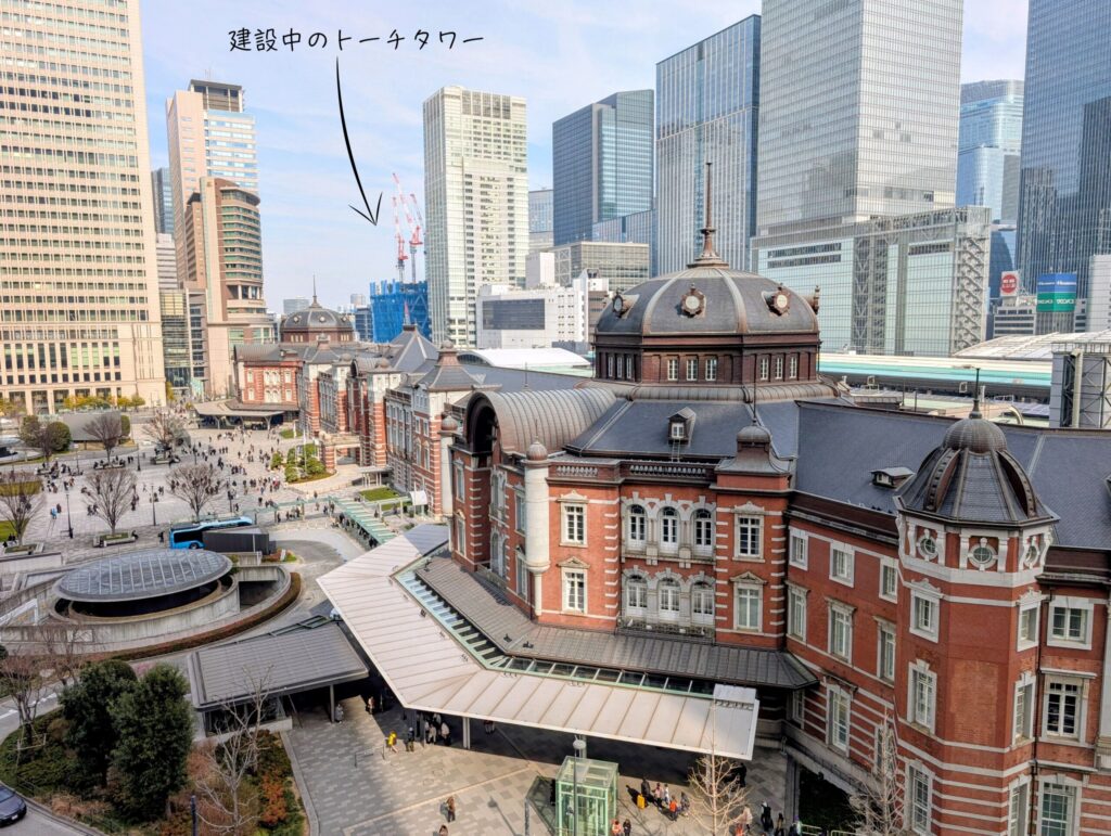 KITTE丸の内
屋上庭園　KITTEガーデンからの眺望
東京駅丸の内駅舎と高層ビル群