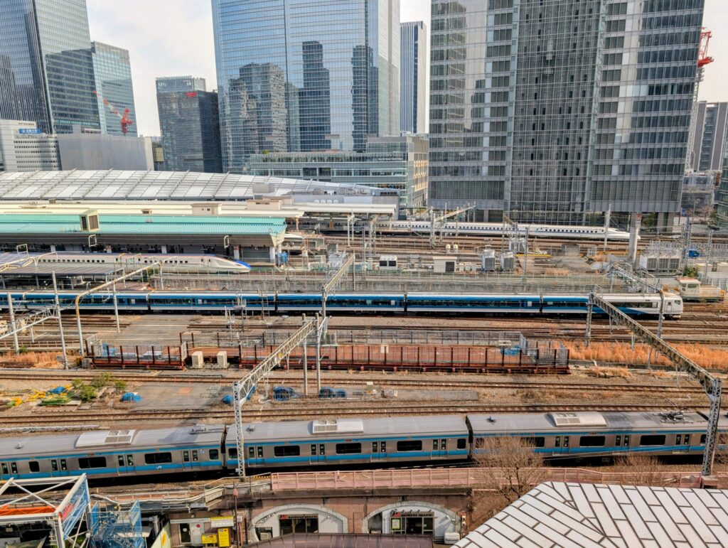 KITTE丸の内のKITTEガーデンから見える東京駅ホームの眺望