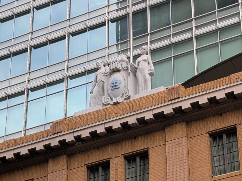 日本工業倶楽部会館の像