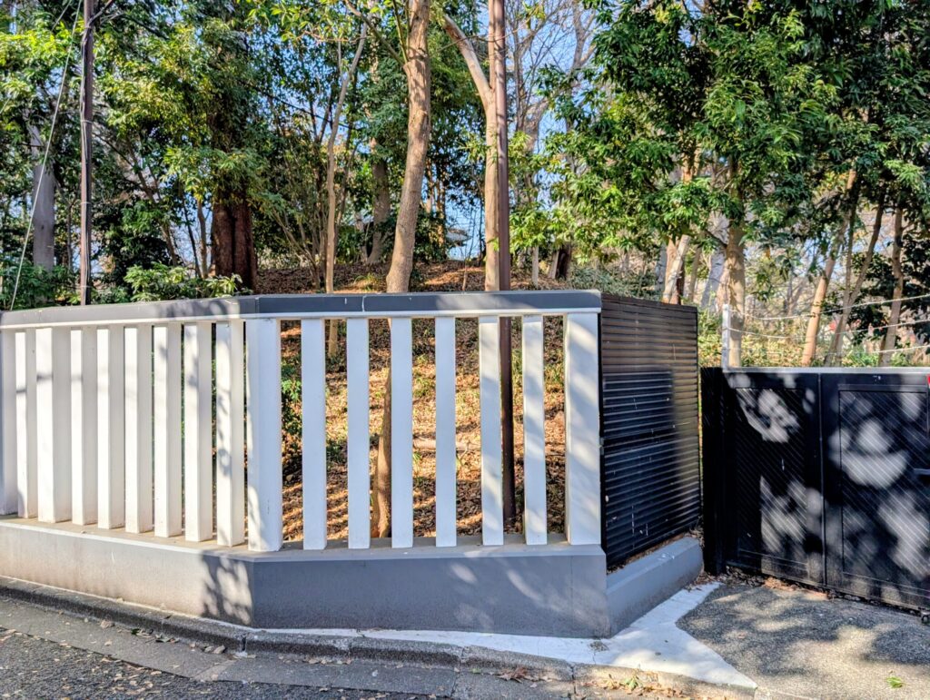 九品仏浄真寺　奥沢城跡の南側　クロマツの並木道