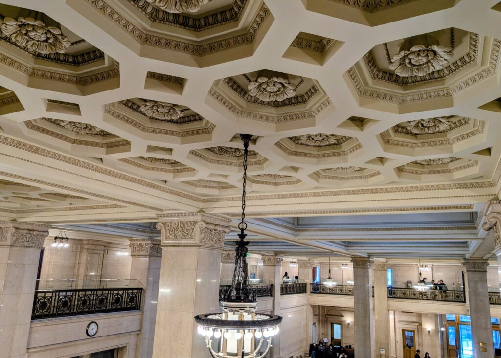 明治生命館　天井の装飾