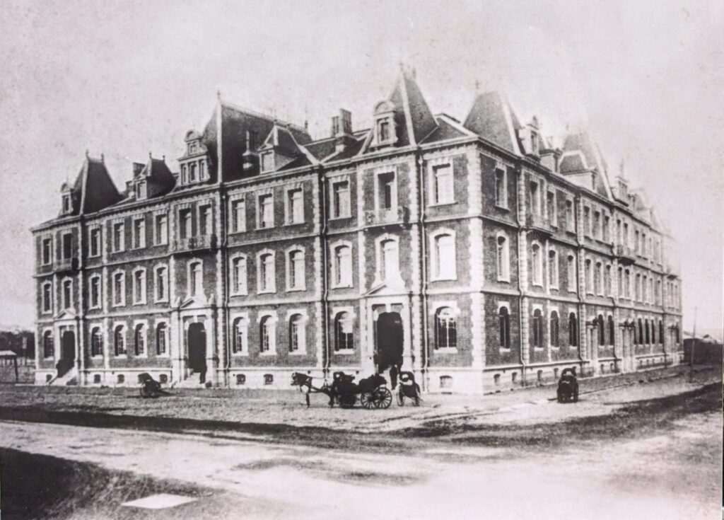 明治27年竣工当時の三菱一号館（中庭の案内板より）