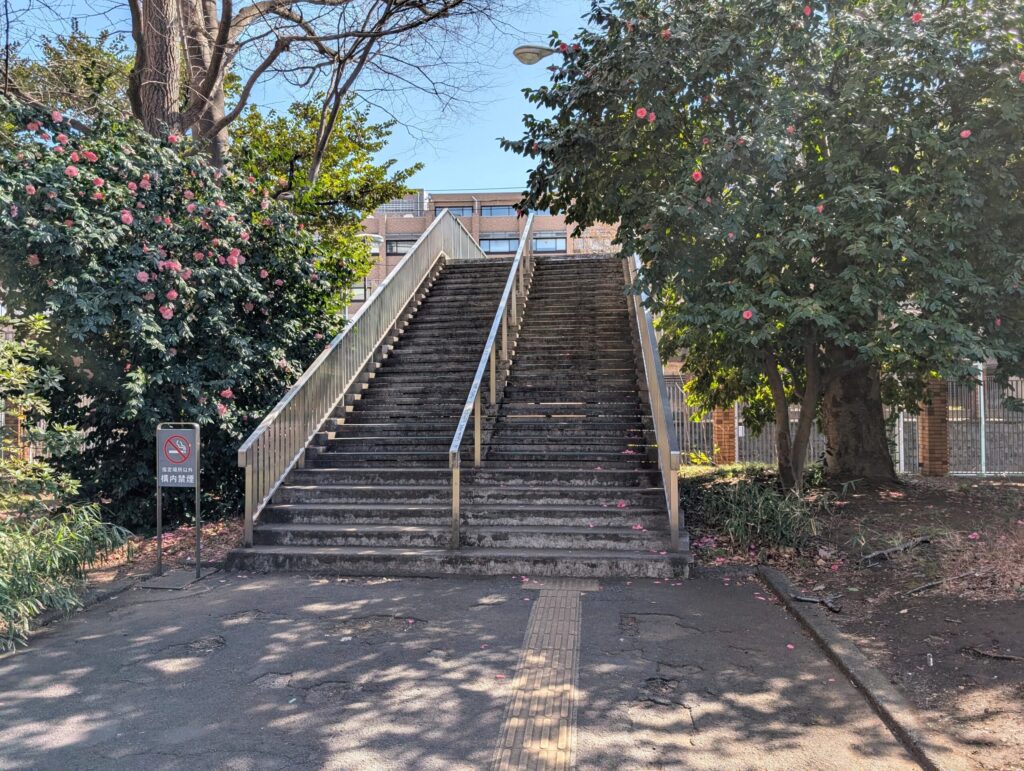 東京大学弥生キャンパスの陸橋