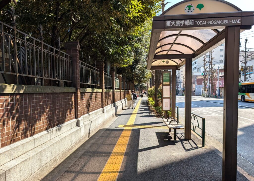 本郷通り
東大農学部バス停前