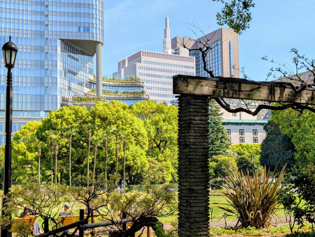 日比谷公園の第一花壇と日比谷の高層ビル群