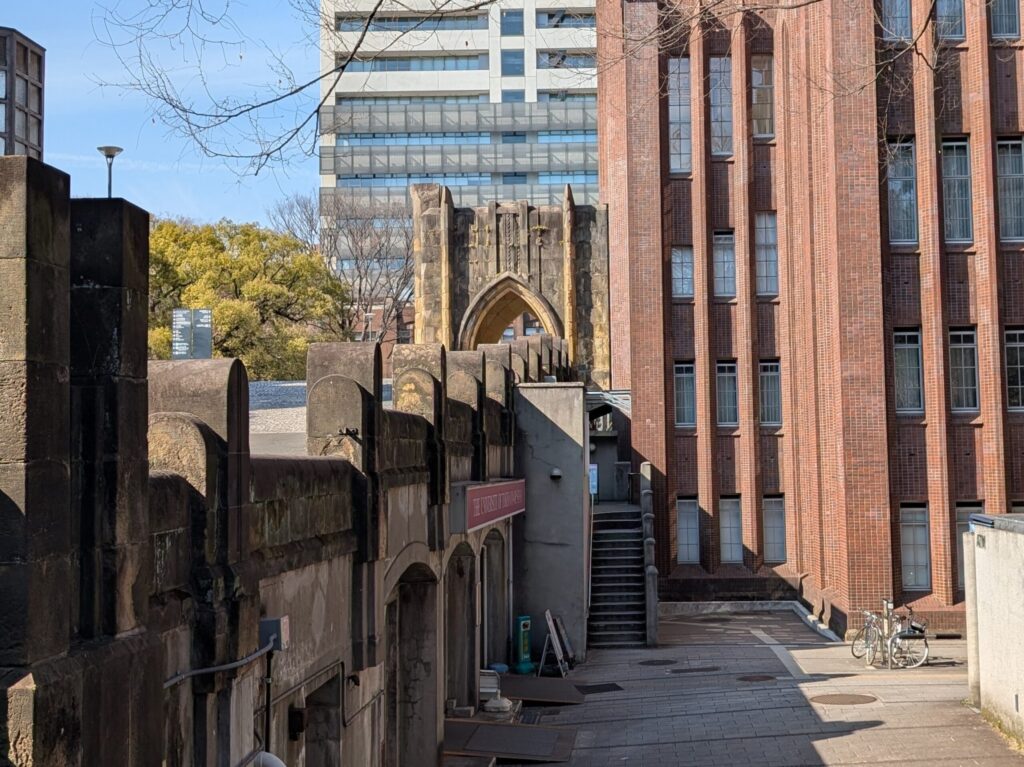 安田講堂を横から見た画像