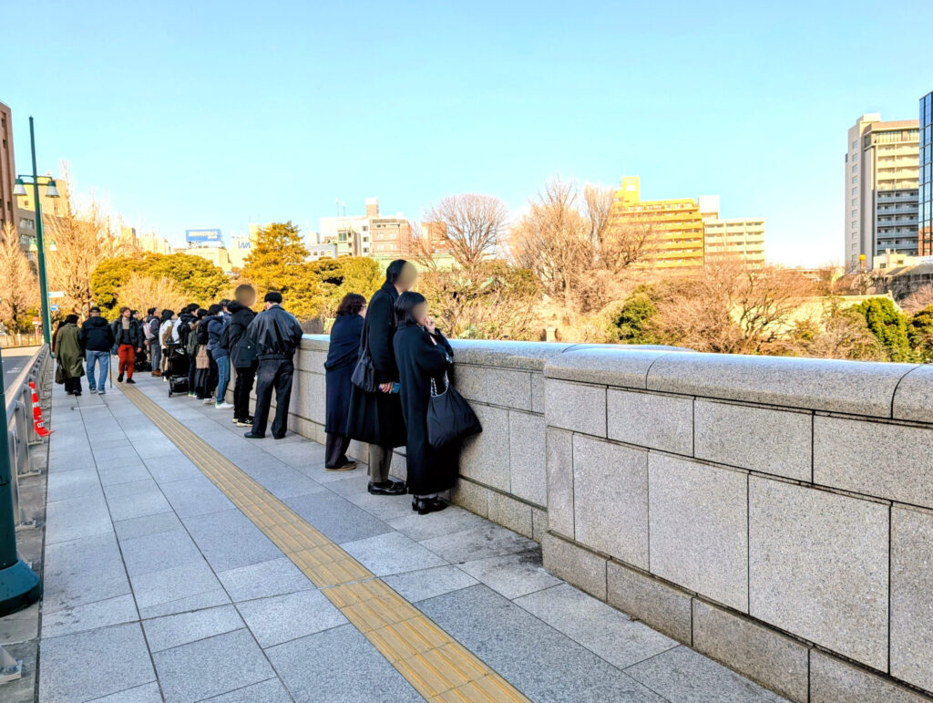 聖橋の上から眺望を楽しむ人々