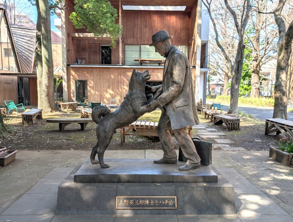 東京大学　弥生キャンパスの上野英三郎博士とハチ公像