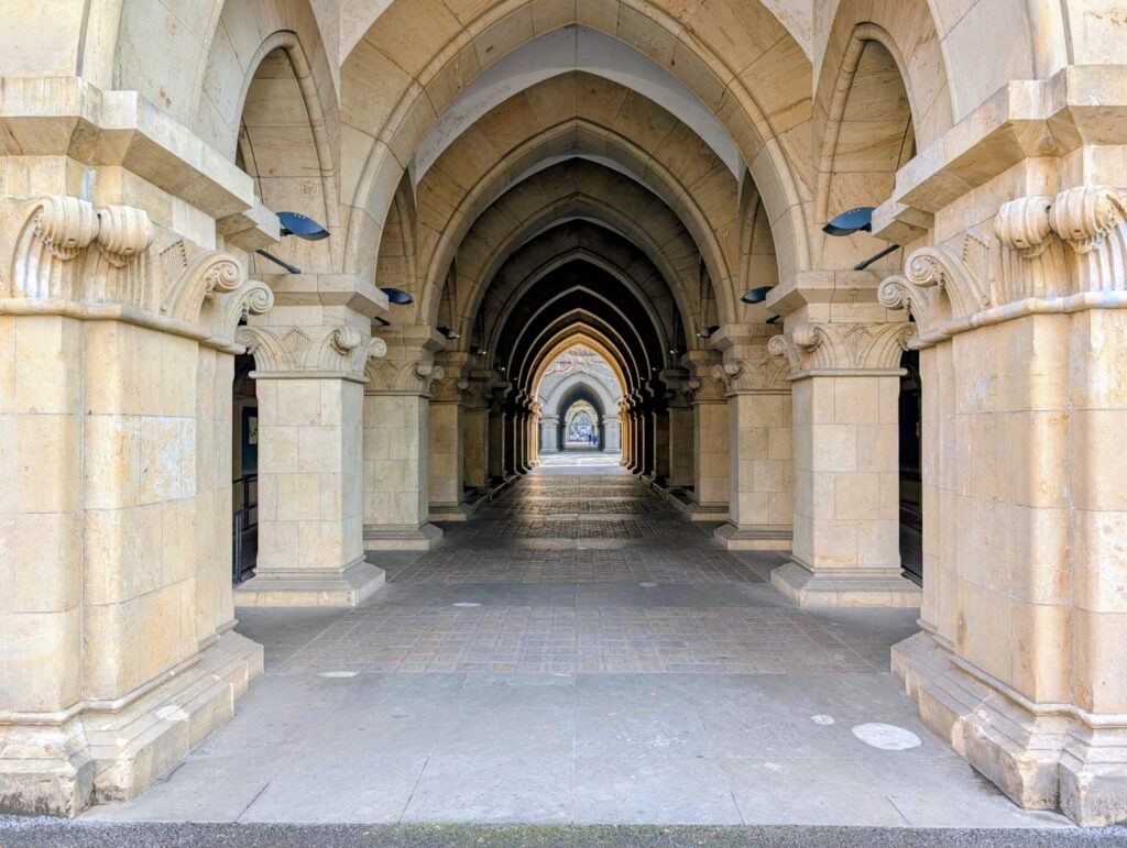 法文１号館・２号館の連続アーチ