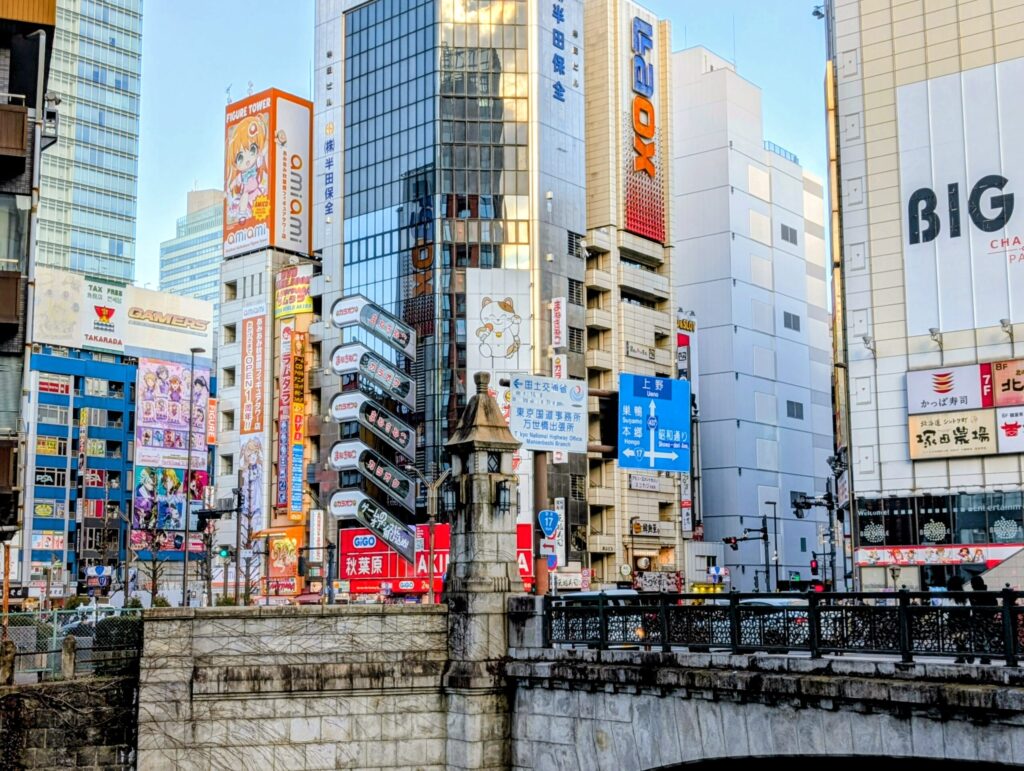 マーチエキュート神田万世橋から撮影した万世橋と秋葉原電気街