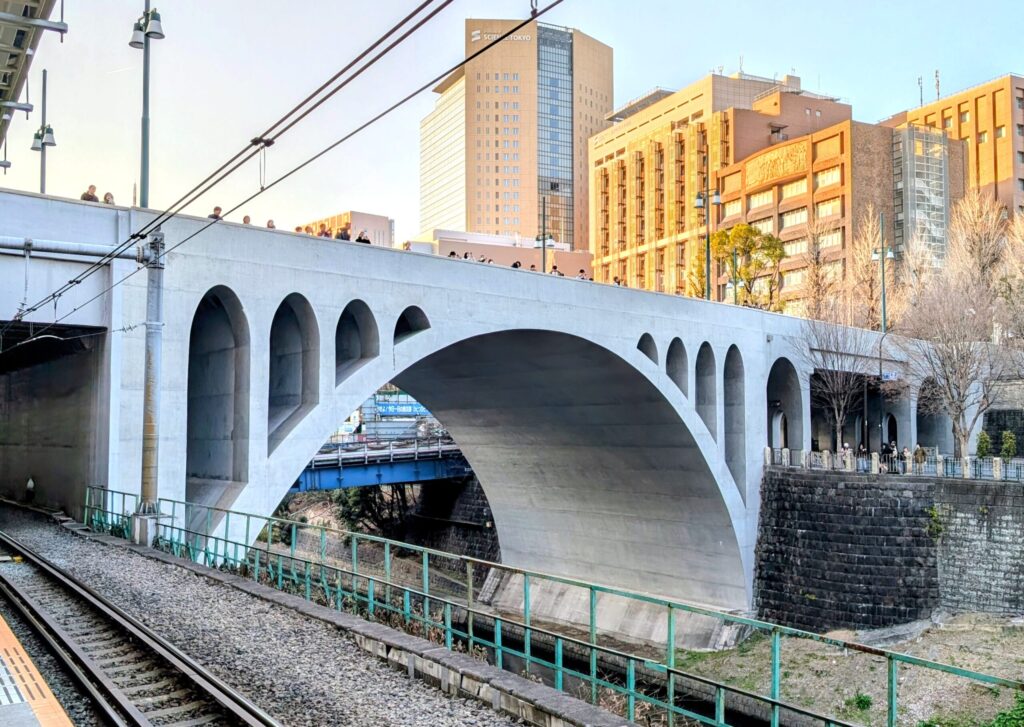 JR御茶ノ水駅ホームから撮影した聖橋