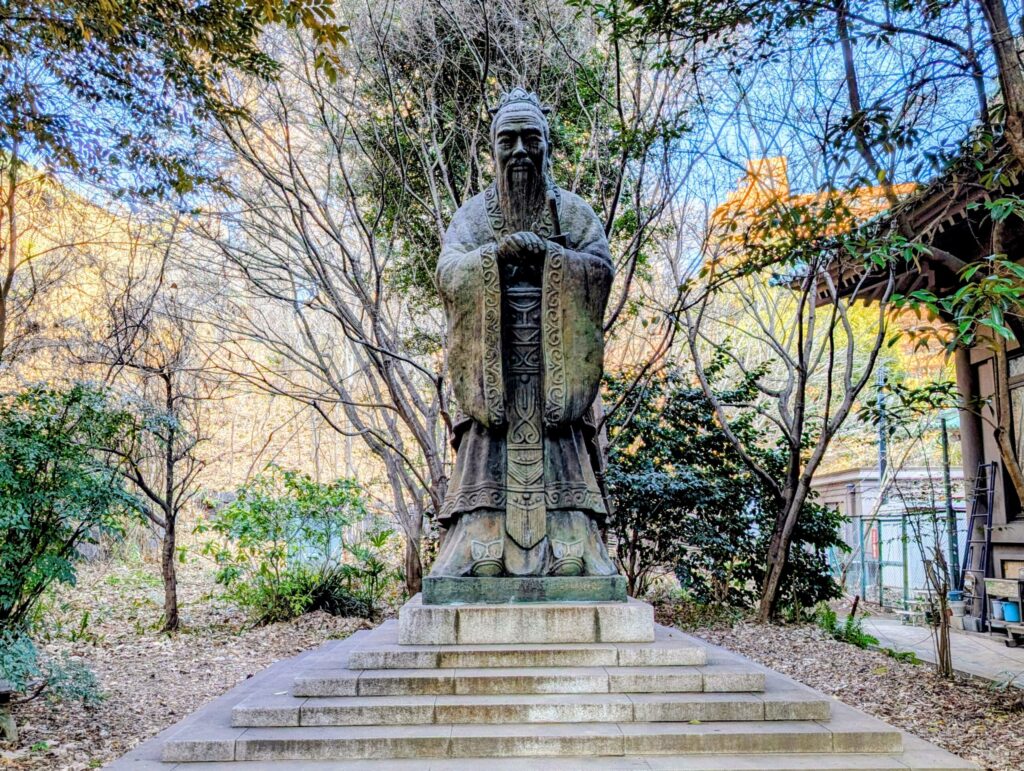 湯島聖堂の孔子像