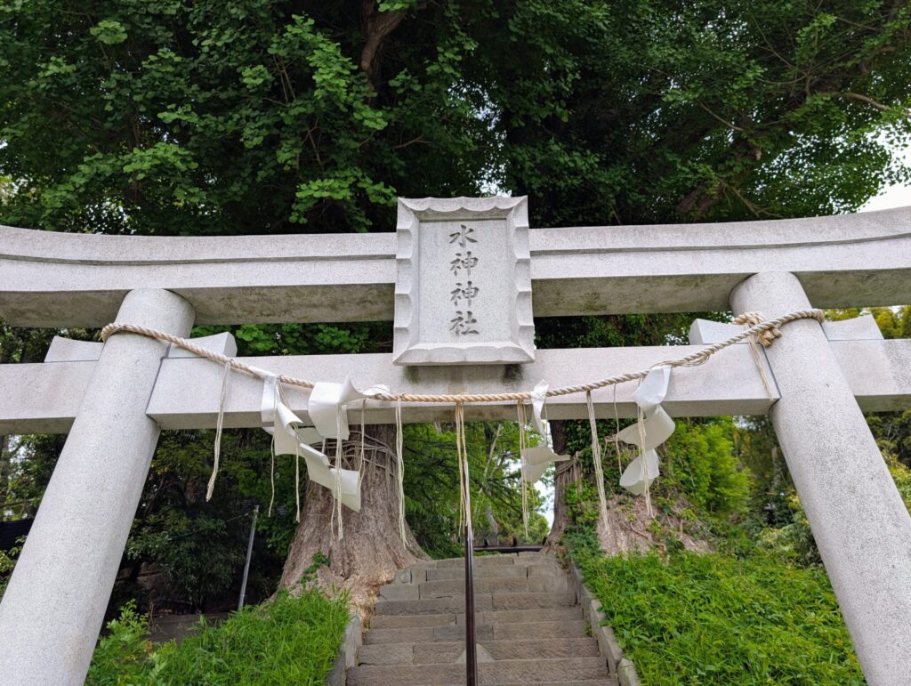 水神社の鳥居と扁額