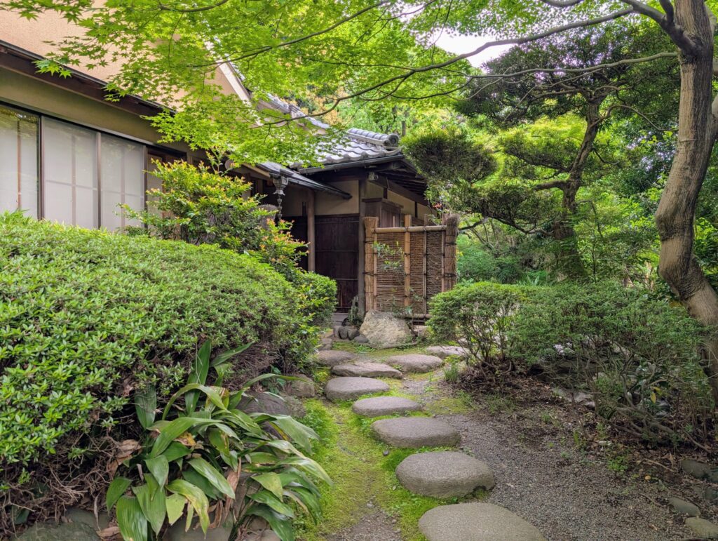 関口芭蕉庵の入口付近