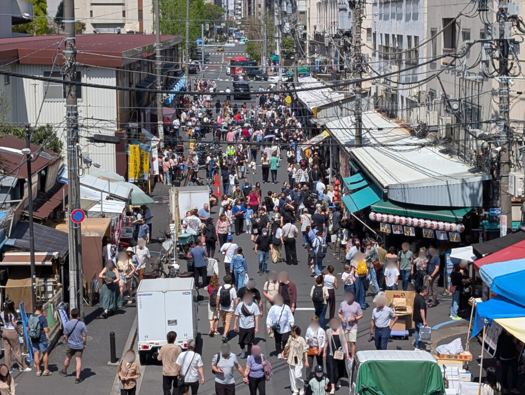 築地魚河岸の2棟を結ぶデッキから見た築地場外市場の賑わい