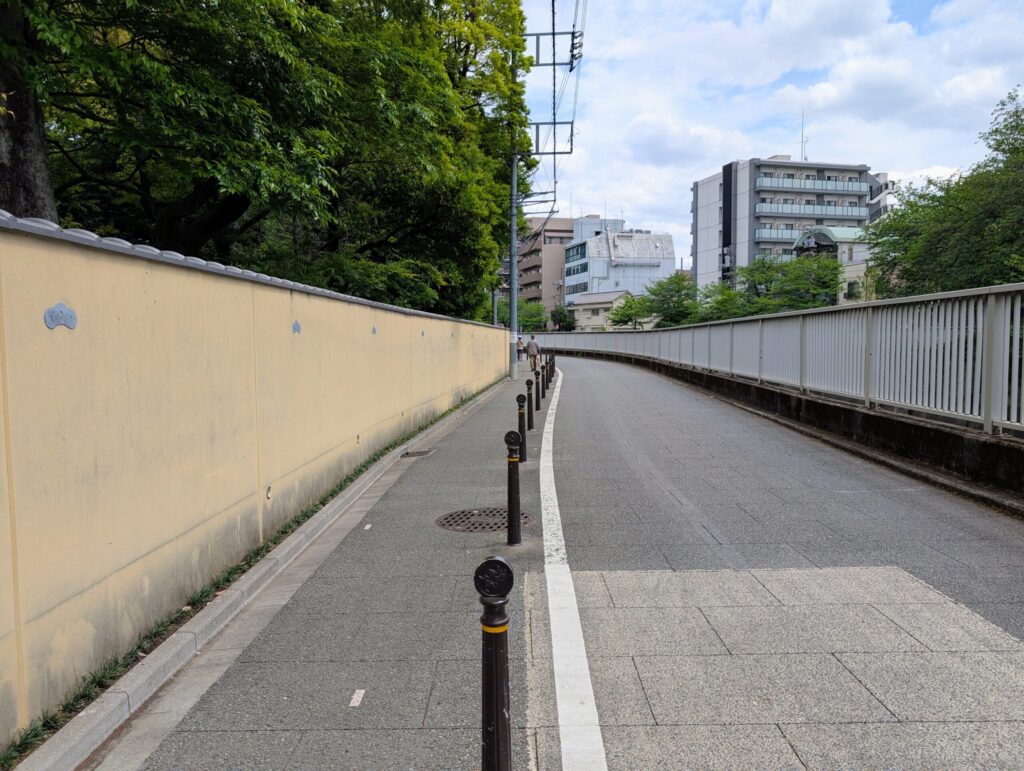 神田川沿いの道　肥後細川庭園