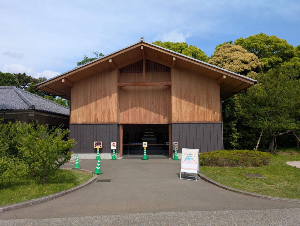 江戸城天守復元模型がある建物外観