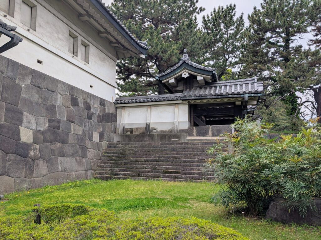 平川渡櫓門から帯曲輪に繋がる場所