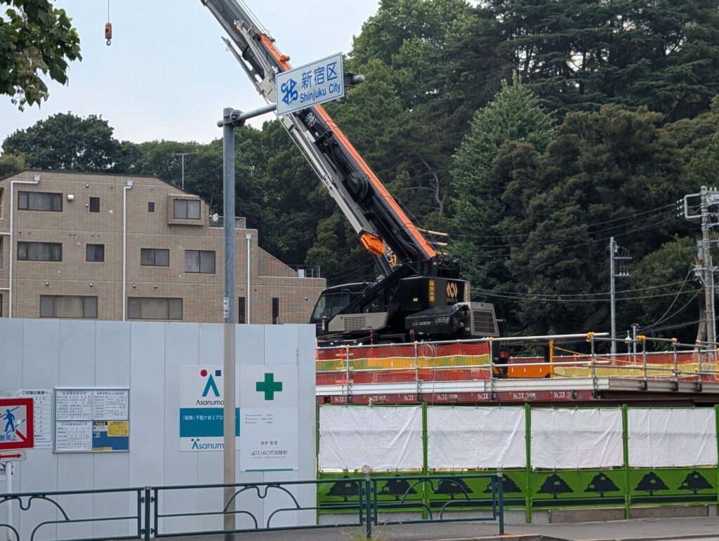 新宿区と渋谷区の区界の標識
外苑西通り