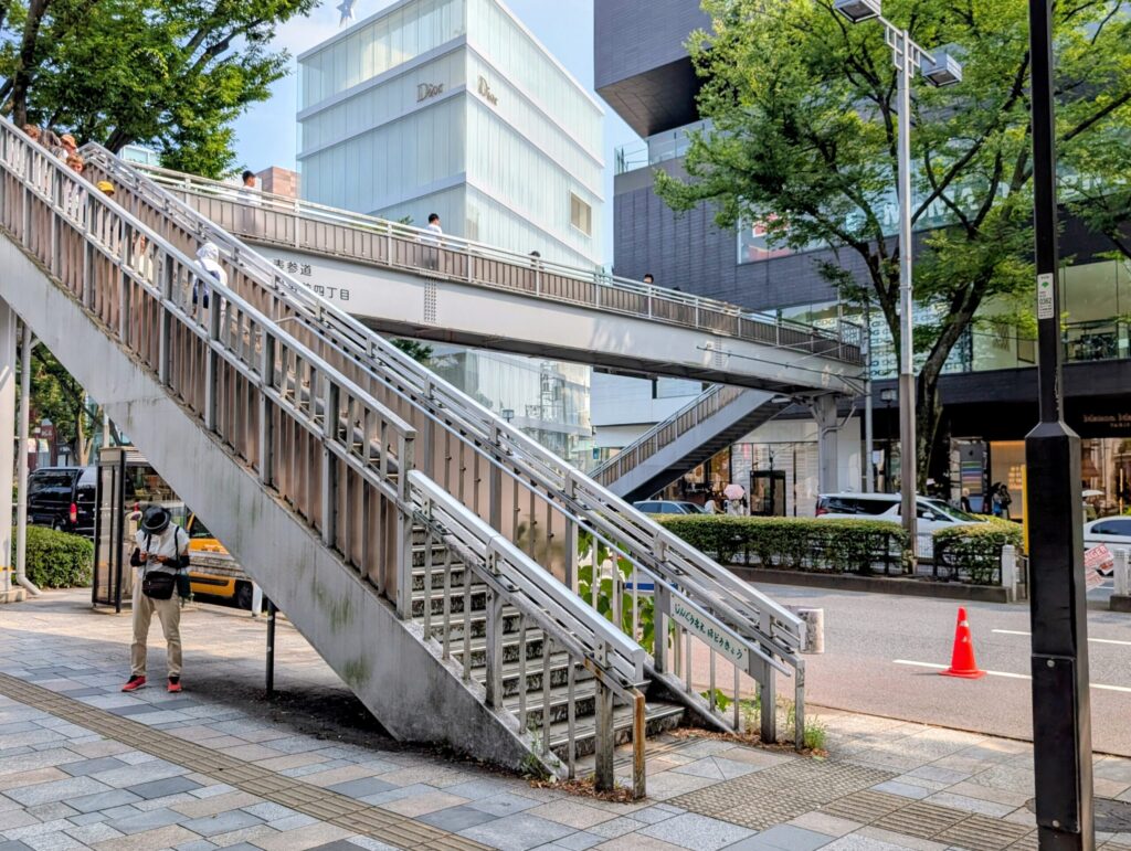 表参道の歩道橋
