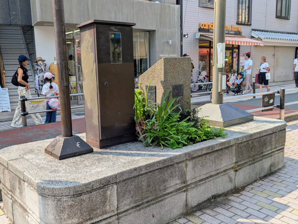 渋谷川暗渠
キャットストリート
穏田橋の親柱