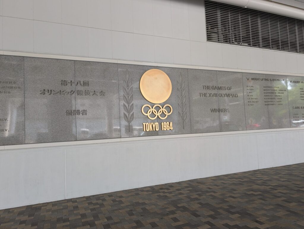 1964年・東京オリンピックのゴールドメダリストの名前が刻まれたレリーフの展示
国立競技場の遊歩道