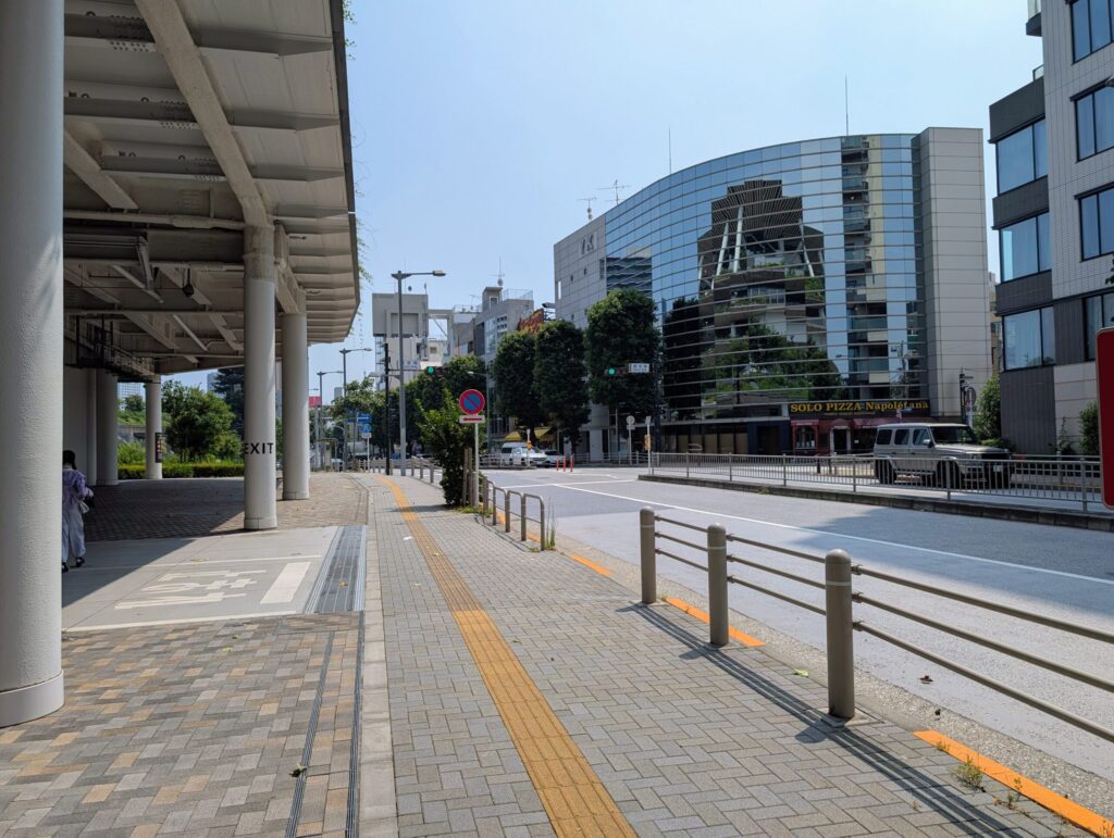 国立競技場の遊歩道
外苑西通り