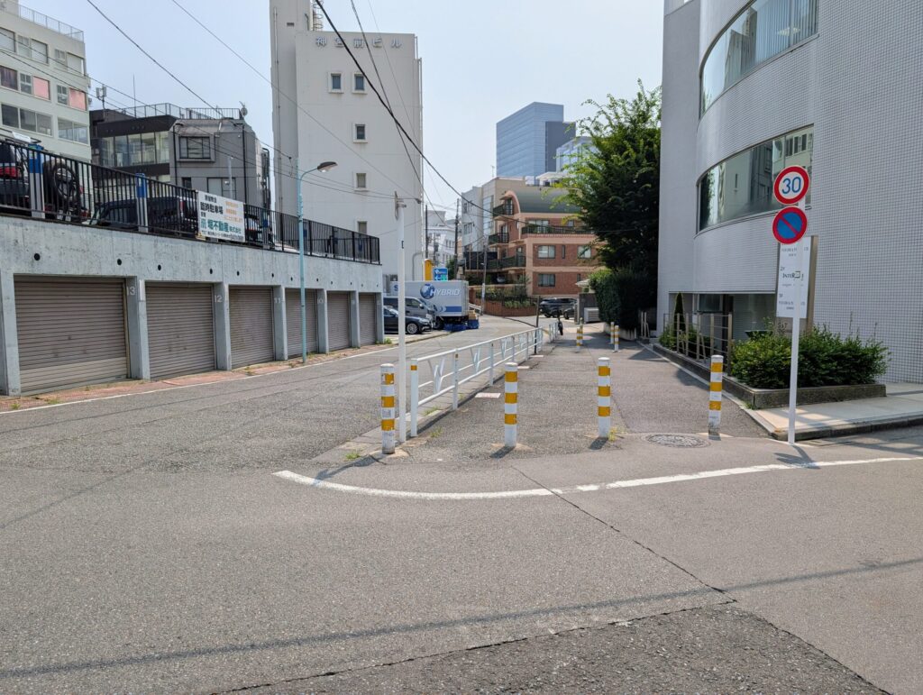 渋谷川暗渠
片側だけ広い歩道